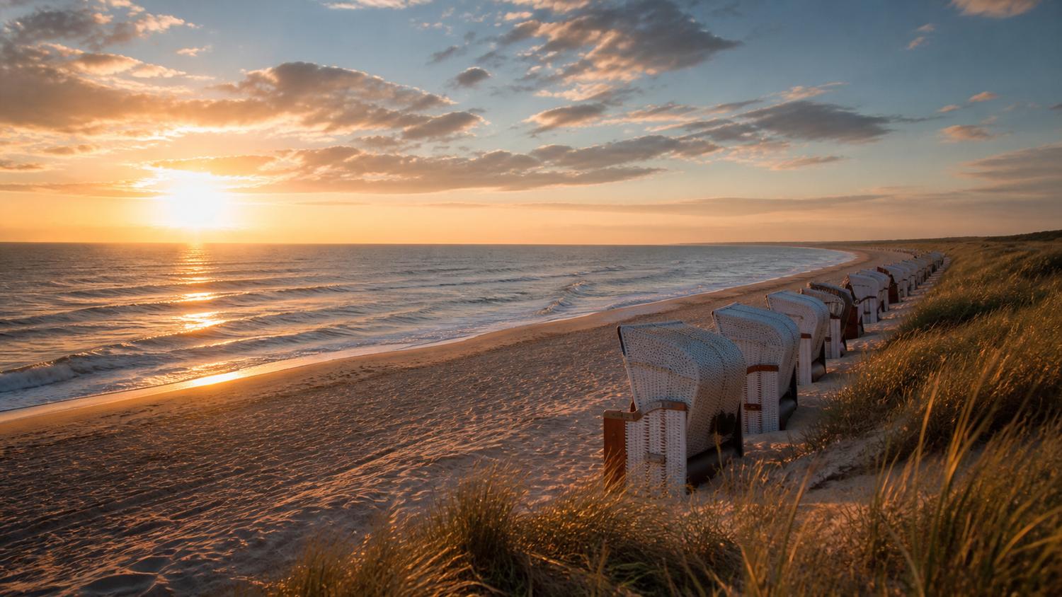 Strandkörbe im Abendlicht